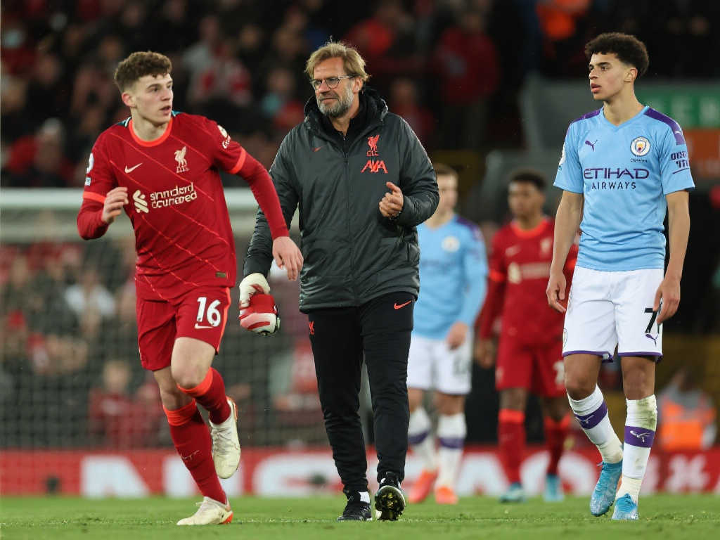 在背后默默 在背后默默